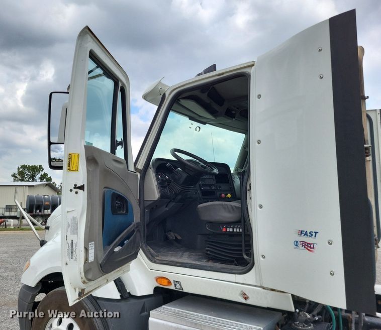 image for item LS9560 2016 International ProStar Plus  semi truck