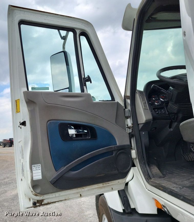 image for item LS9560 2016 International ProStar Plus  semi truck