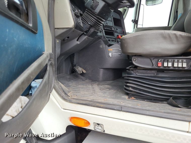 image for item LS9560 2016 International ProStar Plus  semi truck