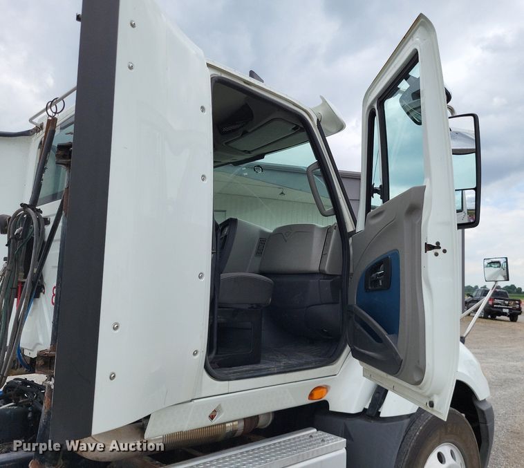 image for item LS9560 2016 International ProStar Plus  semi truck