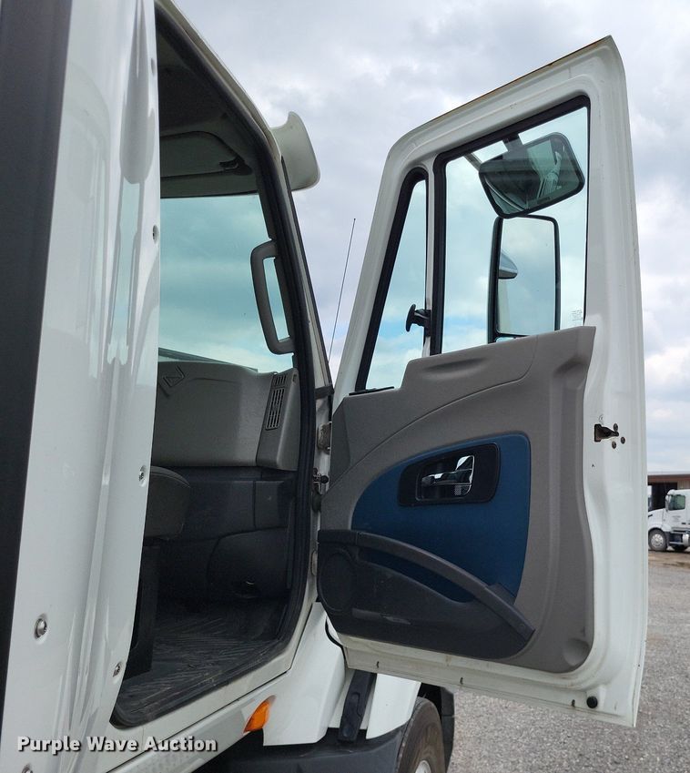 image for item LS9560 2016 International ProStar Plus  semi truck