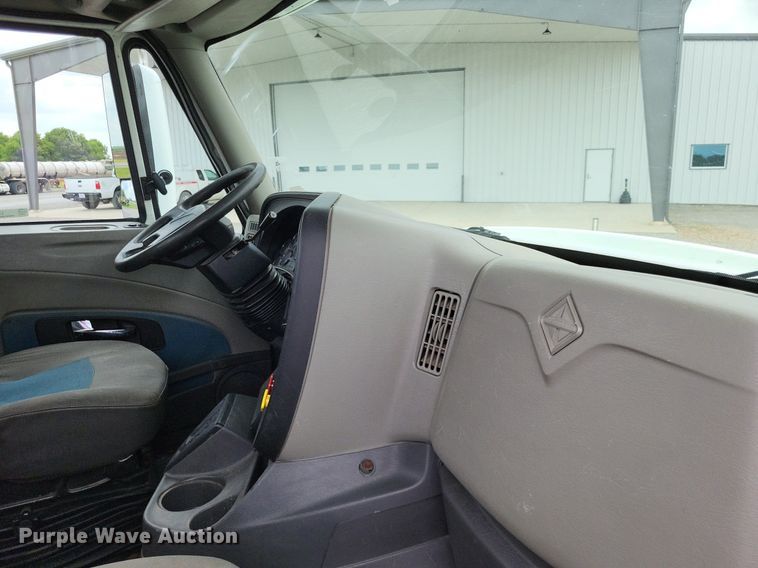 image for item LS9560 2016 International ProStar Plus  semi truck