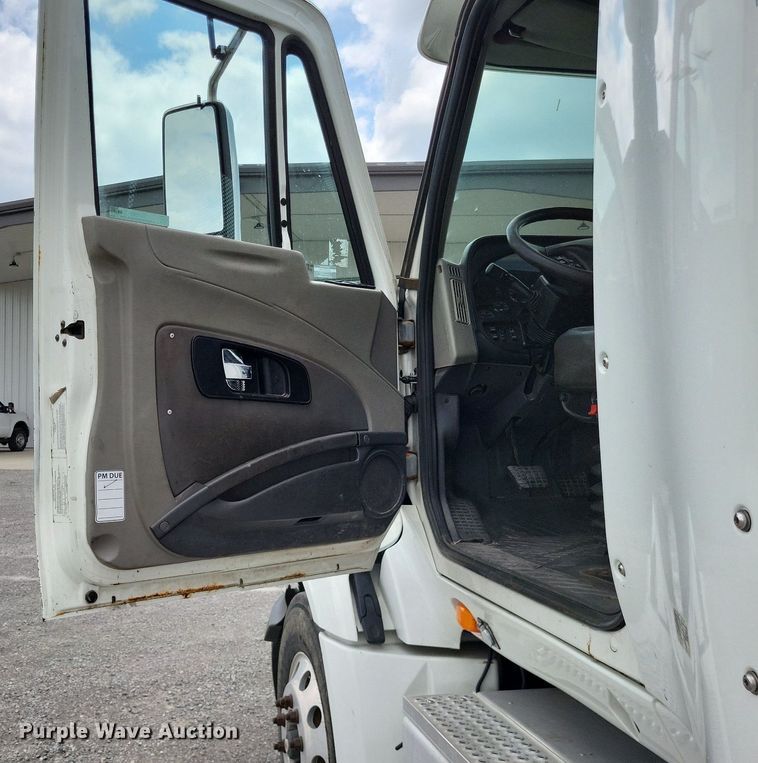 image for item LS9561 2014 International ProStar Plus  semi truck