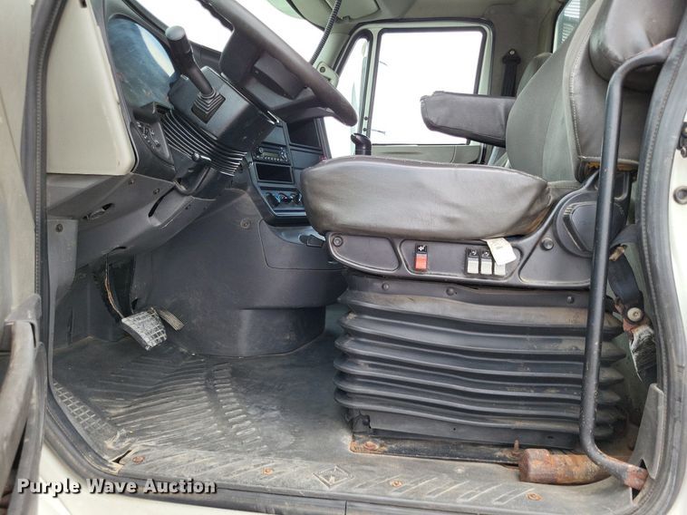 image for item LS9561 2014 International ProStar Plus  semi truck