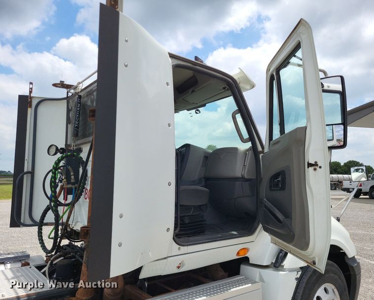 image for item LS9561 2014 International ProStar Plus  semi truck