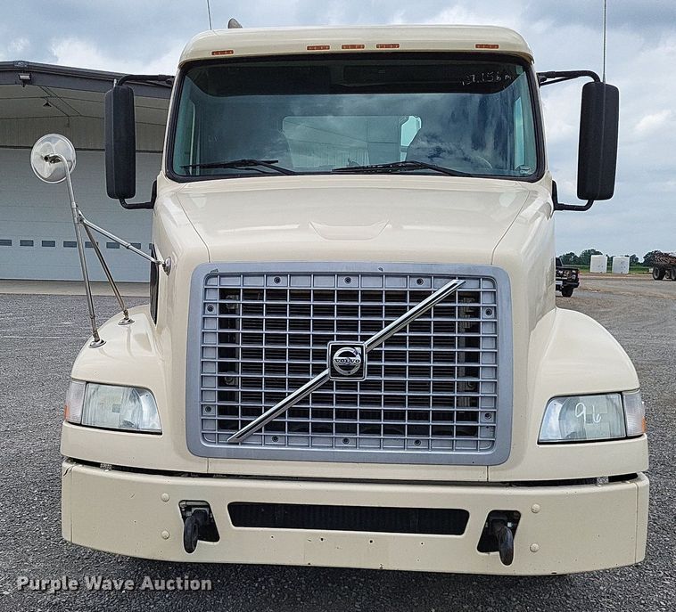 image for item LS9562 2014 Volvo VNM  semi truck
