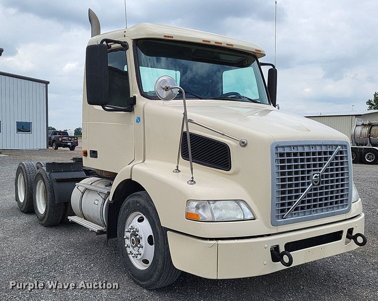 image for item LS9562 2014 Volvo VNM  semi truck