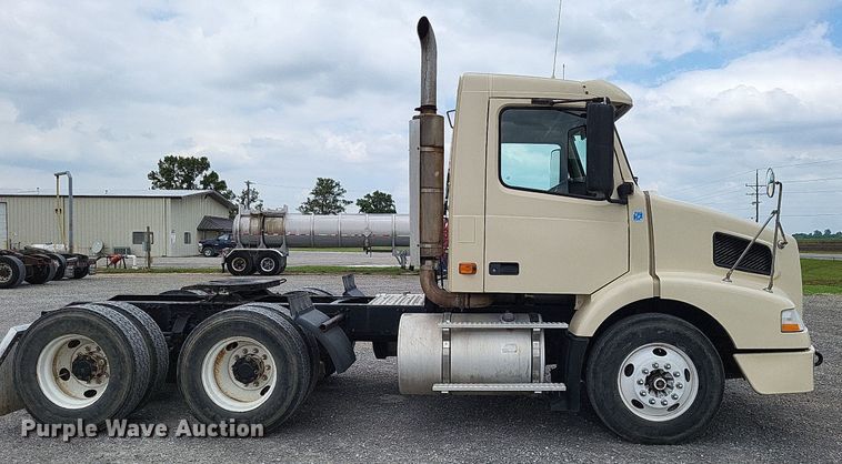 image for item LS9562 2014 Volvo VNM  semi truck