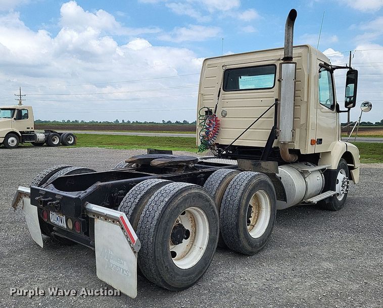 image for item LS9562 2014 Volvo VNM  semi truck