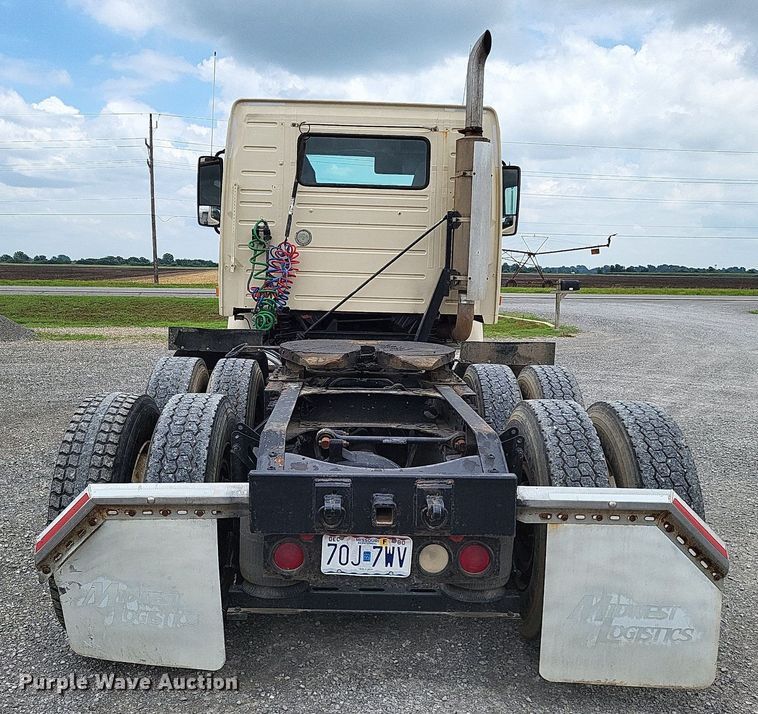 image for item LS9562 2014 Volvo VNM  semi truck