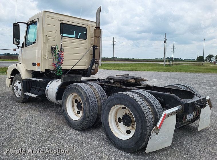 image for item LS9562 2014 Volvo VNM  semi truck