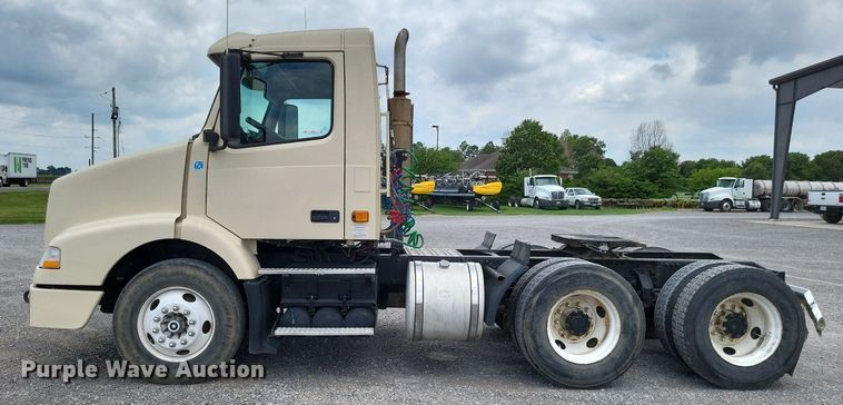 image for item LS9562 2014 Volvo VNM  semi truck