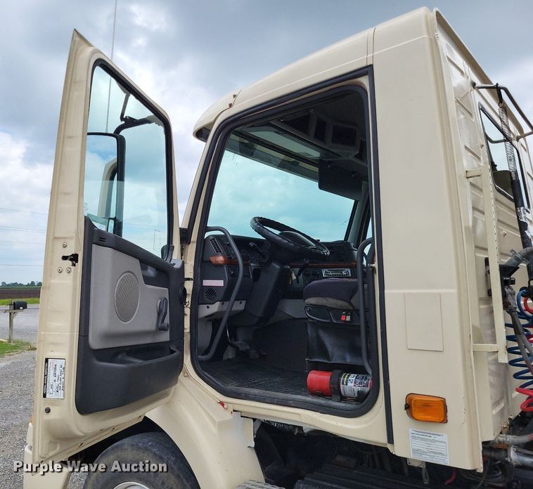 image for item LS9562 2014 Volvo VNM  semi truck