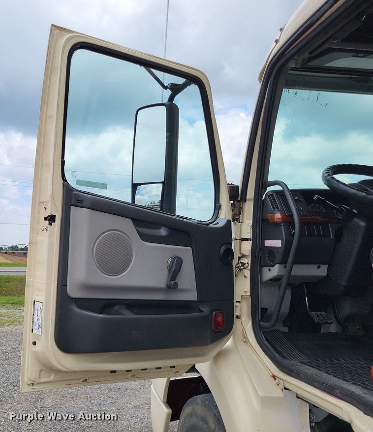 image for item LS9562 2014 Volvo VNM  semi truck