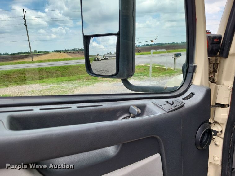 image for item LS9562 2014 Volvo VNM  semi truck