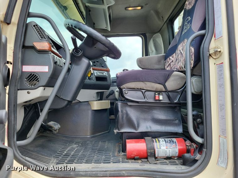 image for item LS9562 2014 Volvo VNM  semi truck