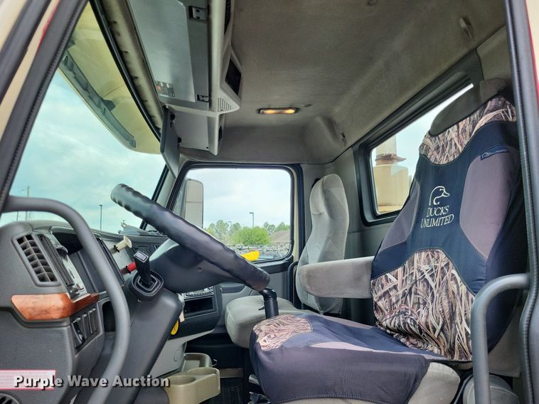 image for item LS9562 2014 Volvo VNM  semi truck