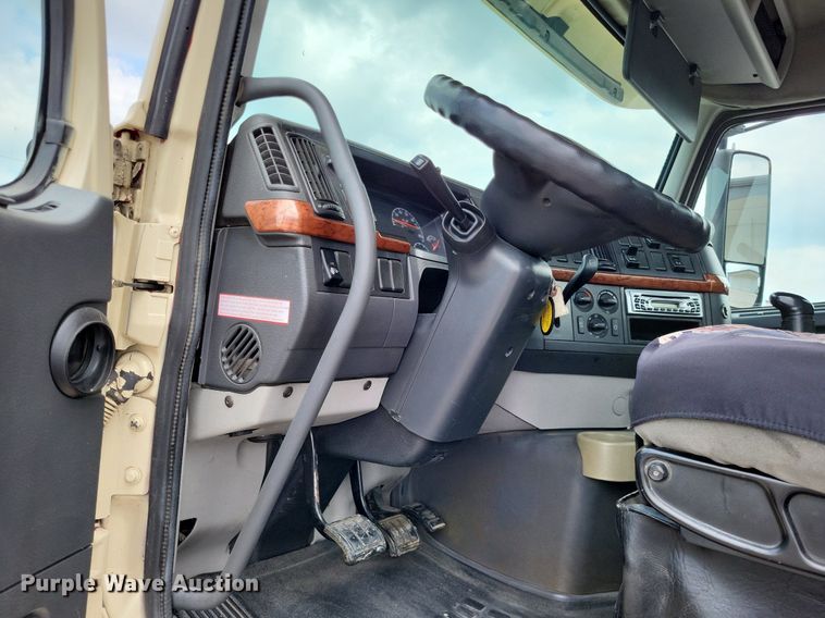 image for item LS9562 2014 Volvo VNM  semi truck