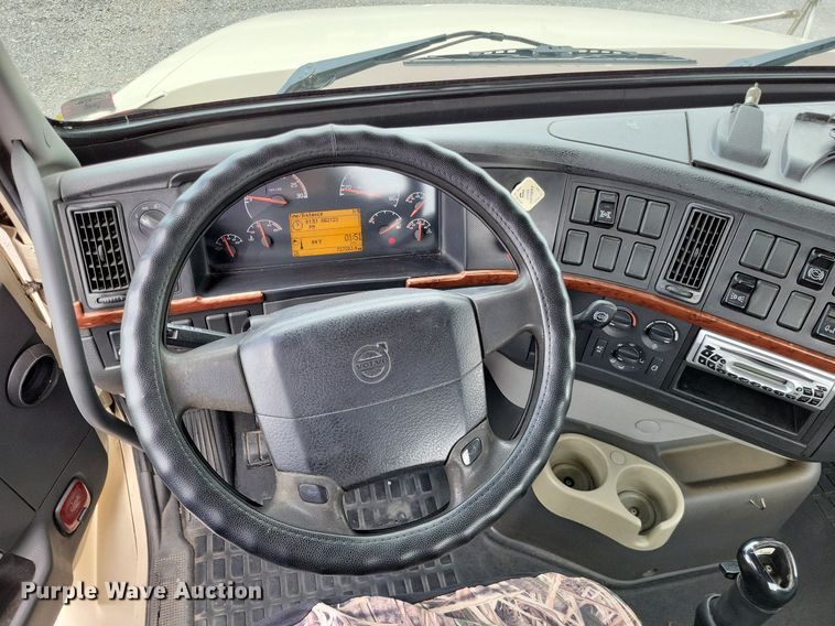 image for item LS9562 2014 Volvo VNM  semi truck