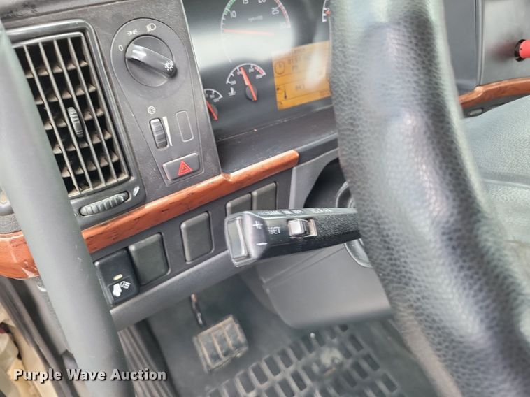 image for item LS9562 2014 Volvo VNM  semi truck