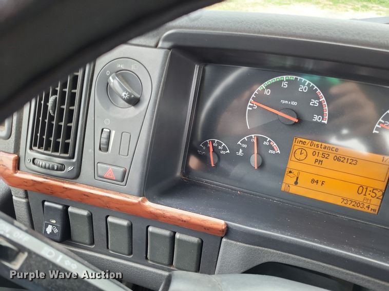 image for item LS9562 2014 Volvo VNM  semi truck