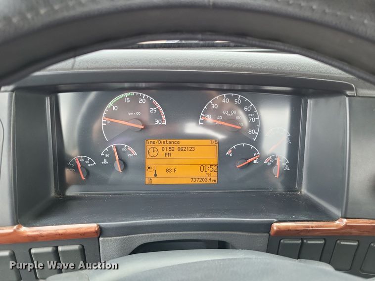 image for item LS9562 2014 Volvo VNM  semi truck