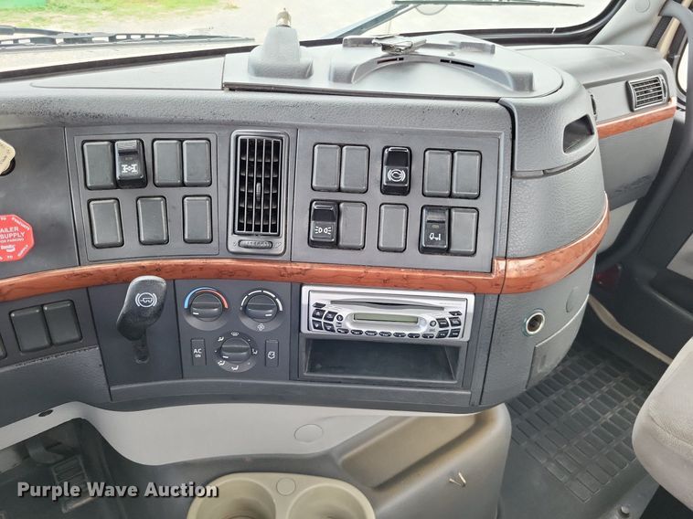 image for item LS9562 2014 Volvo VNM  semi truck