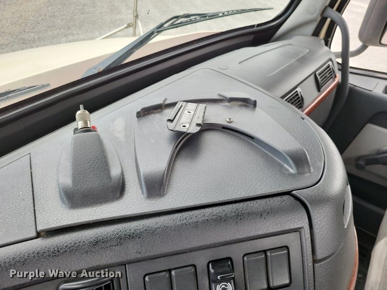 image for item LS9562 2014 Volvo VNM  semi truck