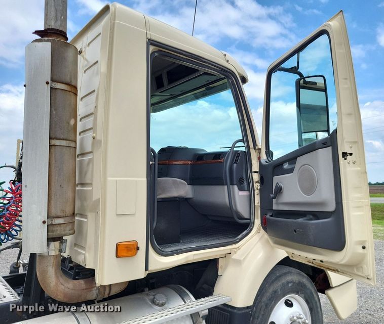 image for item LS9562 2014 Volvo VNM  semi truck
