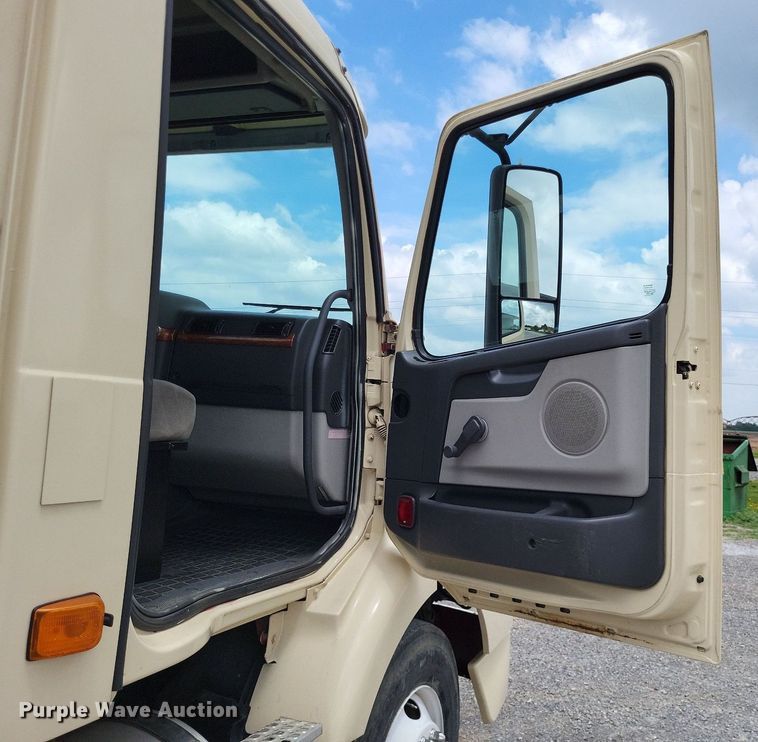 image for item LS9562 2014 Volvo VNM  semi truck