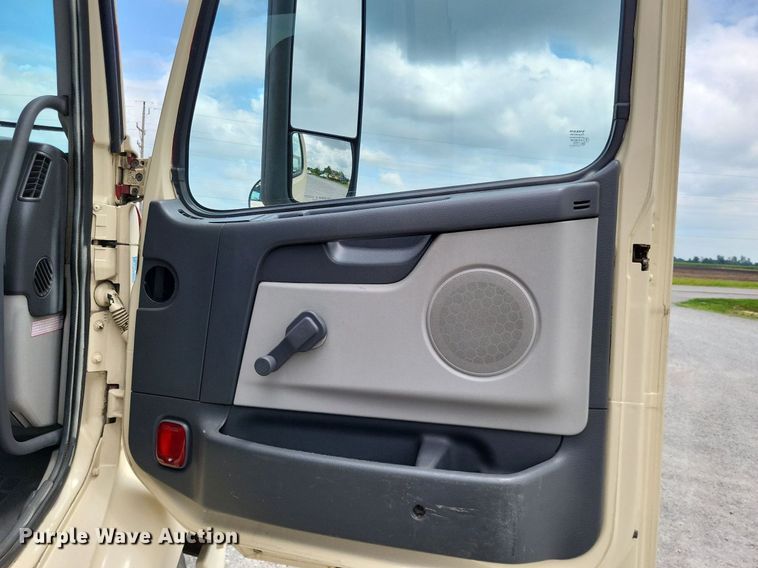 image for item LS9562 2014 Volvo VNM  semi truck