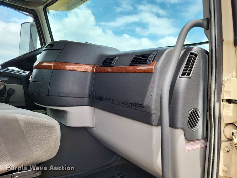 image for item LS9562 2014 Volvo VNM  semi truck