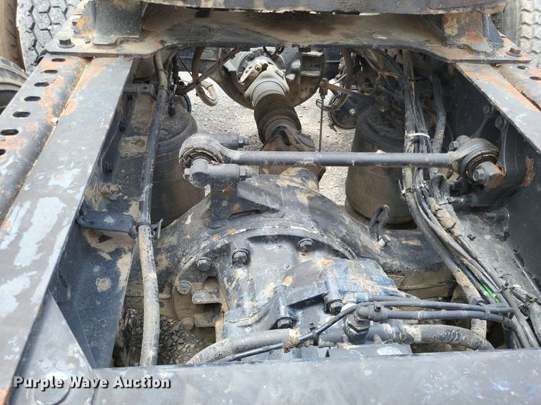 image for item LS9562 2014 Volvo VNM  semi truck