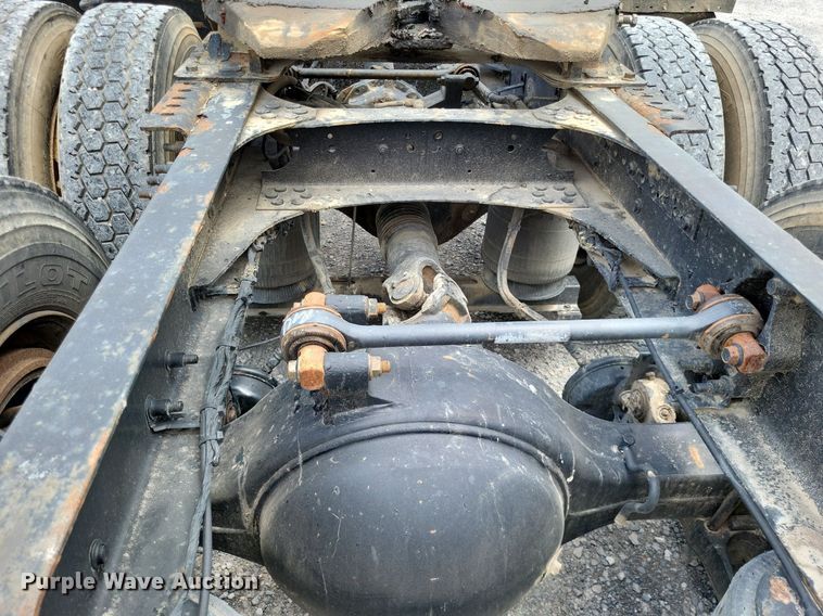 image for item LS9562 2014 Volvo VNM  semi truck