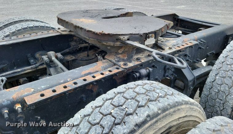 image for item LS9562 2014 Volvo VNM  semi truck