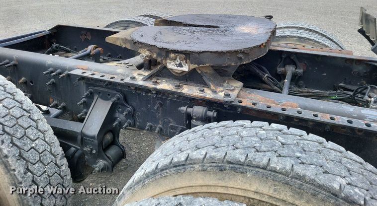 image for item LS9562 2014 Volvo VNM  semi truck