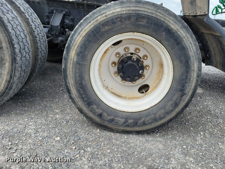 image for item LS9562 2014 Volvo VNM  semi truck