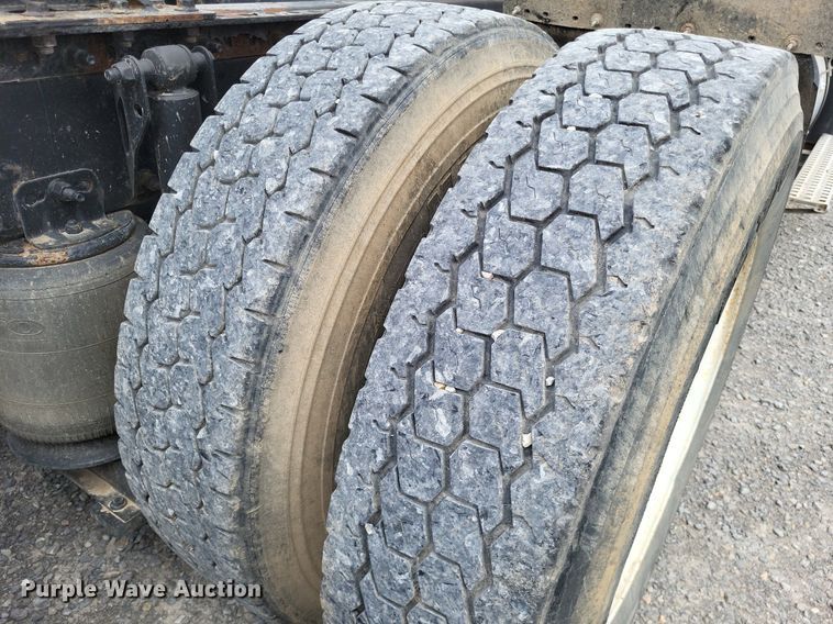 image for item LS9562 2014 Volvo VNM  semi truck