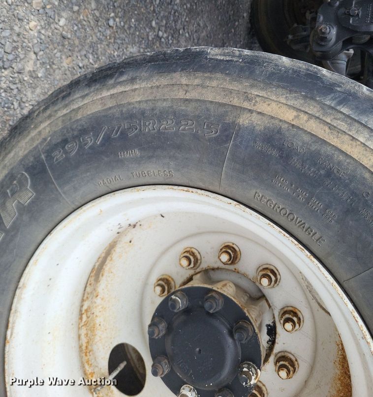 image for item LS9562 2014 Volvo VNM  semi truck