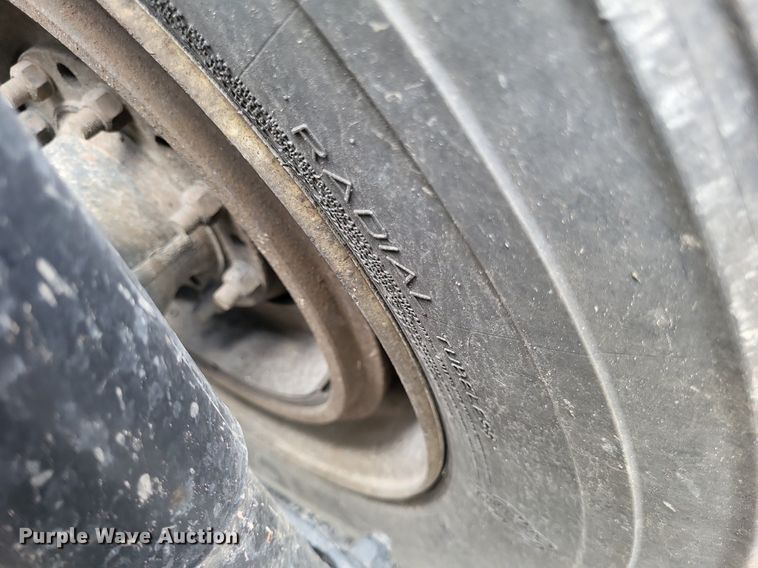 image for item LS9562 2014 Volvo VNM  semi truck