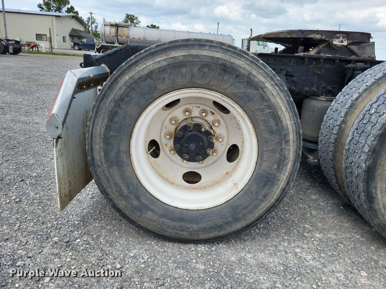 image for item LS9562 2014 Volvo VNM  semi truck