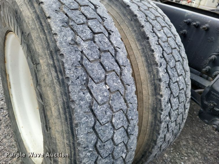 image for item LS9562 2014 Volvo VNM  semi truck