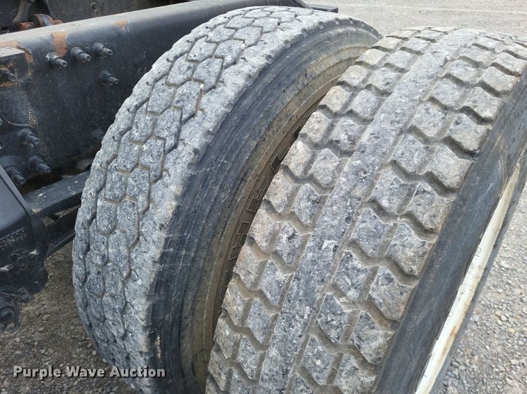 image for item LS9562 2014 Volvo VNM  semi truck