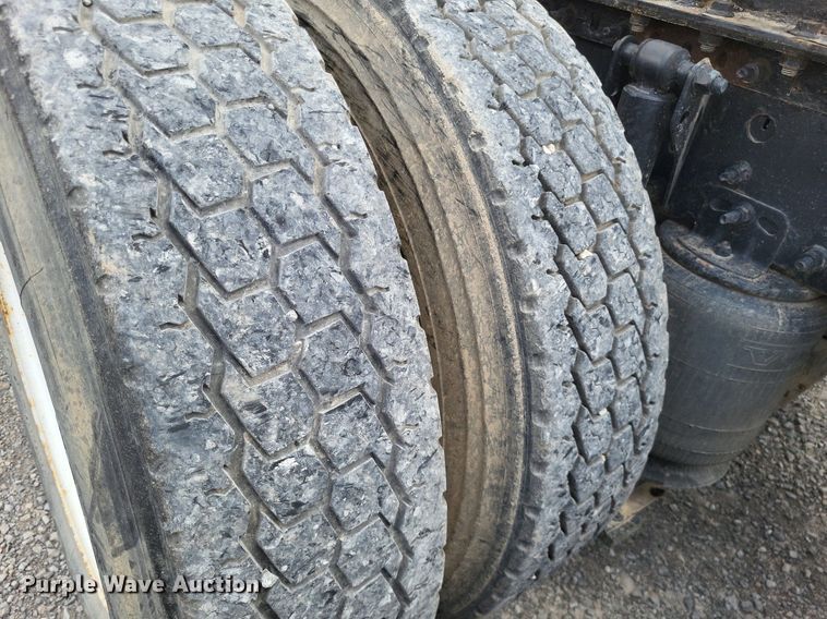 image for item LS9562 2014 Volvo VNM  semi truck