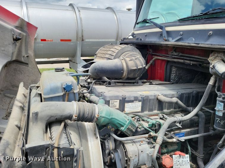 image for item LS9562 2014 Volvo VNM  semi truck