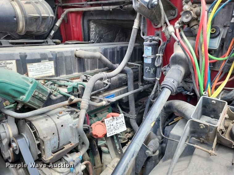 image for item LS9562 2014 Volvo VNM  semi truck