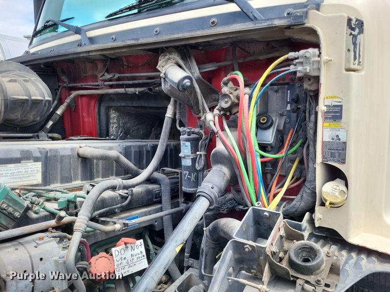 image for item LS9562 2014 Volvo VNM  semi truck