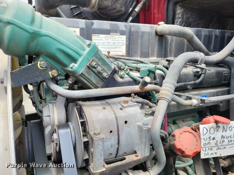 image for item LS9562 2014 Volvo VNM  semi truck