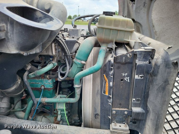 image for item LS9562 2014 Volvo VNM  semi truck