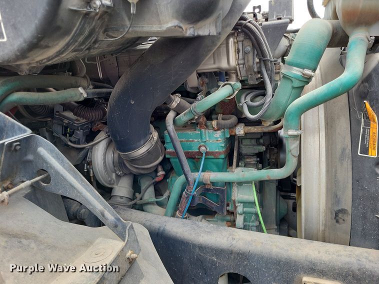 image for item LS9562 2014 Volvo VNM  semi truck